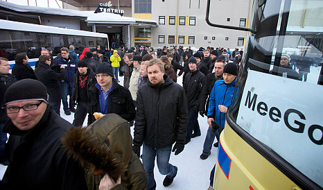About 1000 Nokia employees on a silent protest against Symbian discontinuation. (picture by Engadget)